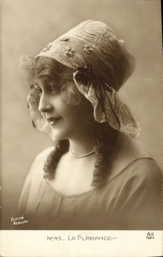 A Flamenga — Retrato de mulher com chapéu bordado — Cliché Agélou, N°43, Paris - Frente