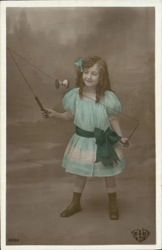 Menina brincando com diabolo — E-L-D, n° 4284 - Frente