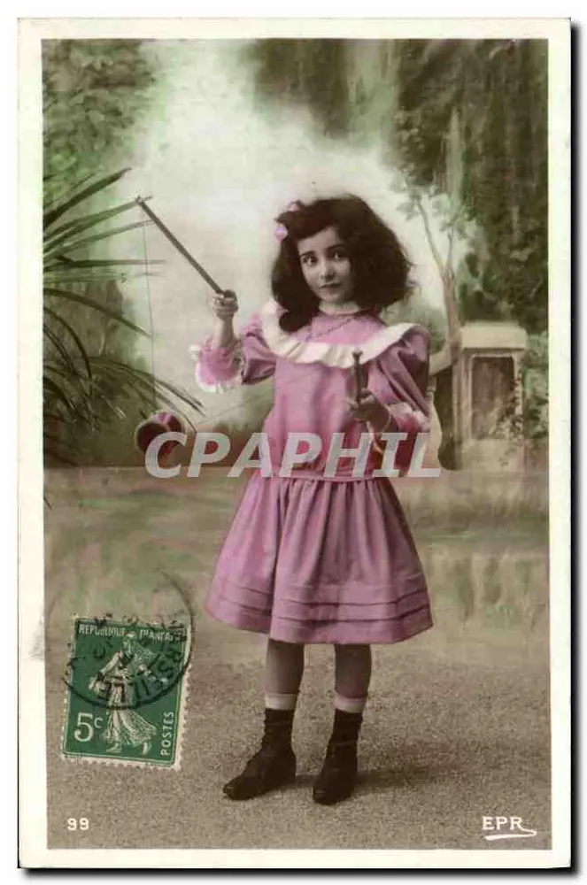 Menina vestindo um vestido rosa brincando com diabolo — EPR, n°99 - Frente