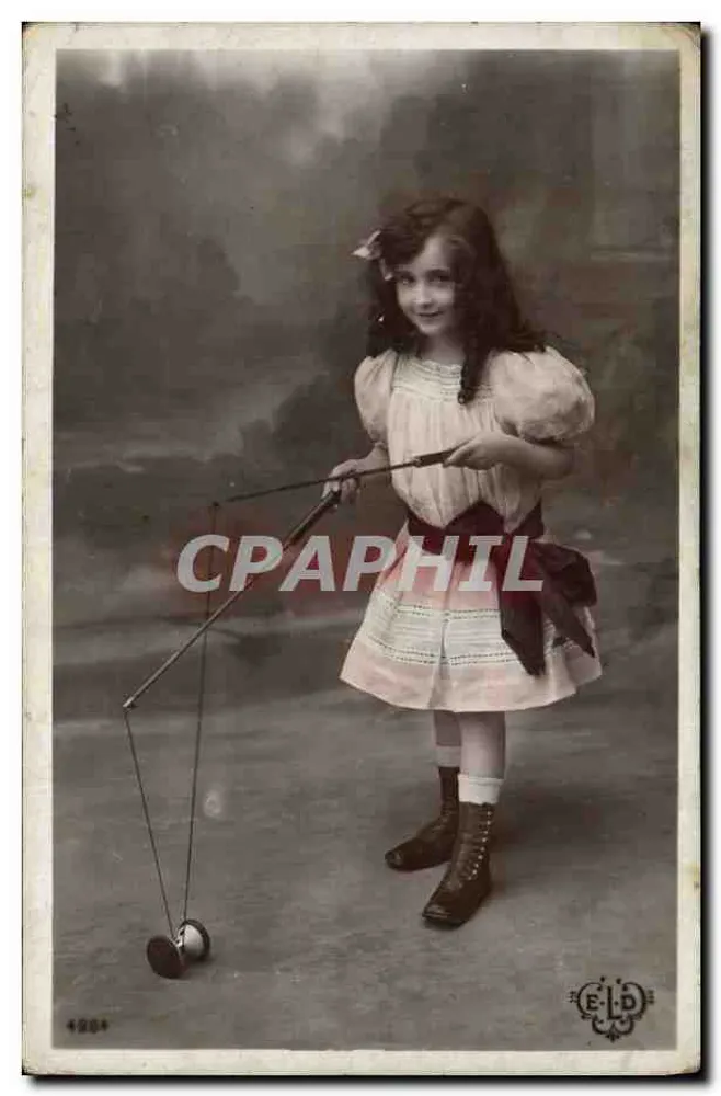 Menina brincando com um brinquedo de roda — Editor E.L.D. n° 4884 - Frente