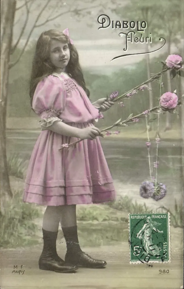 Menina em vestido rosa segurando flores — Diaboló Fleuri — M.F. PARIS - Frente