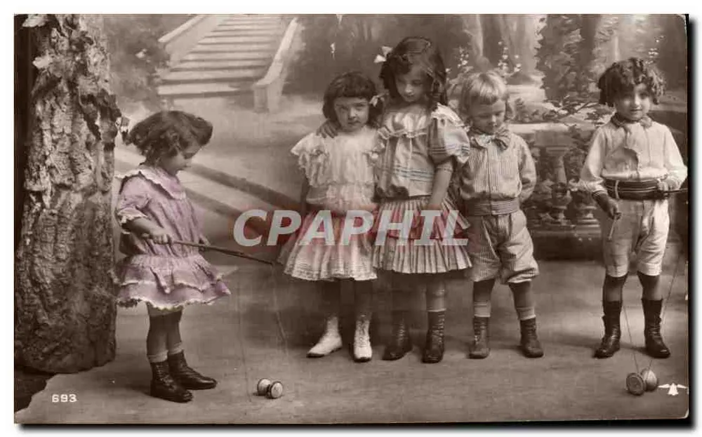Crianças brincando com yo-yo — cena de jardim — n°693 - Frente