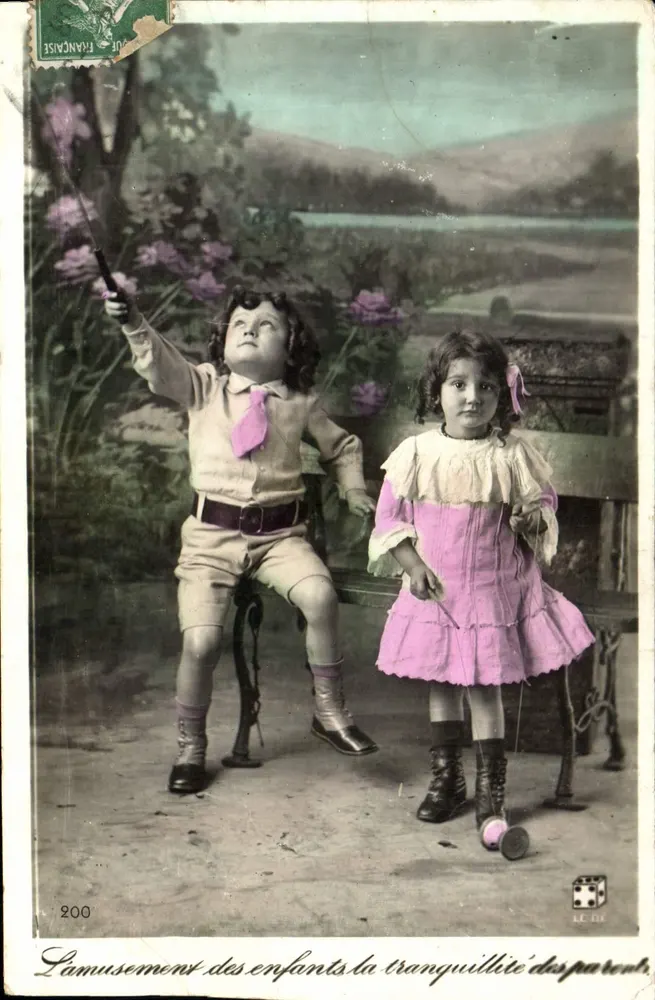 Enfants jouant — scène de jardin avec fleurs et lac — éditeur LE LIS, n°200 - Frente