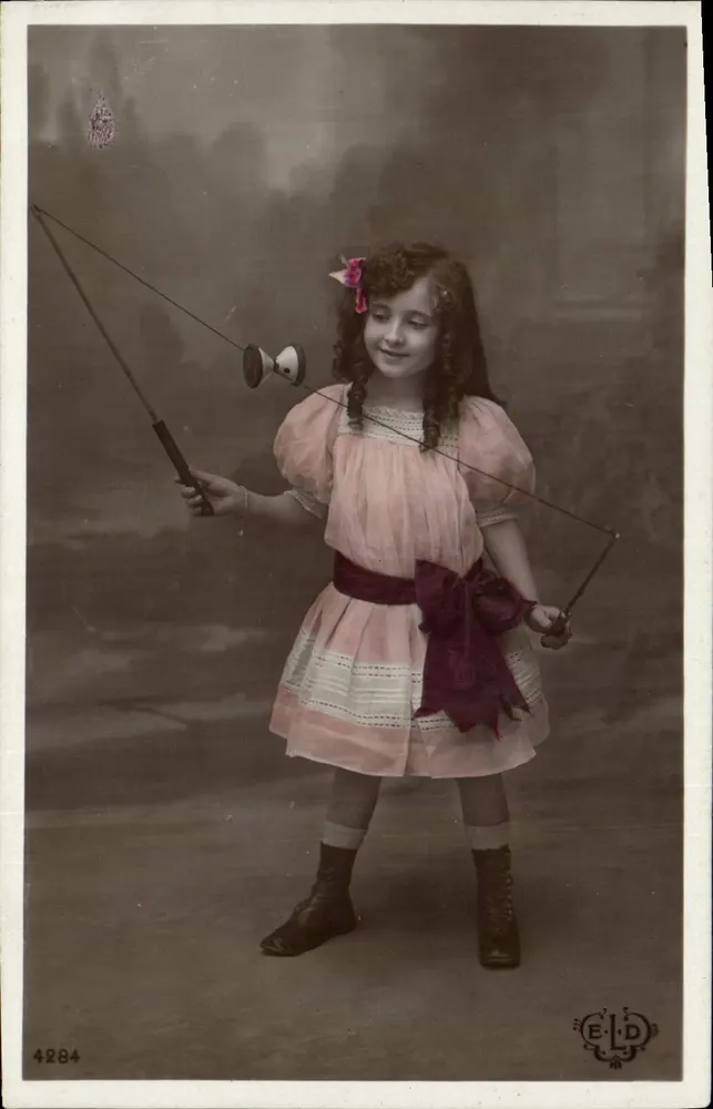 Menina brincando com um yo-yo — Editor ELD, n° 4284 - Frente
