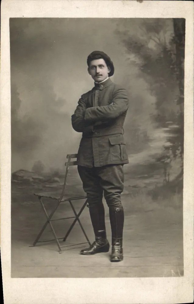 Soldat im Uniform — Fotostudio — kein Verlag oder Nummer sichtbar - Vorderseite
