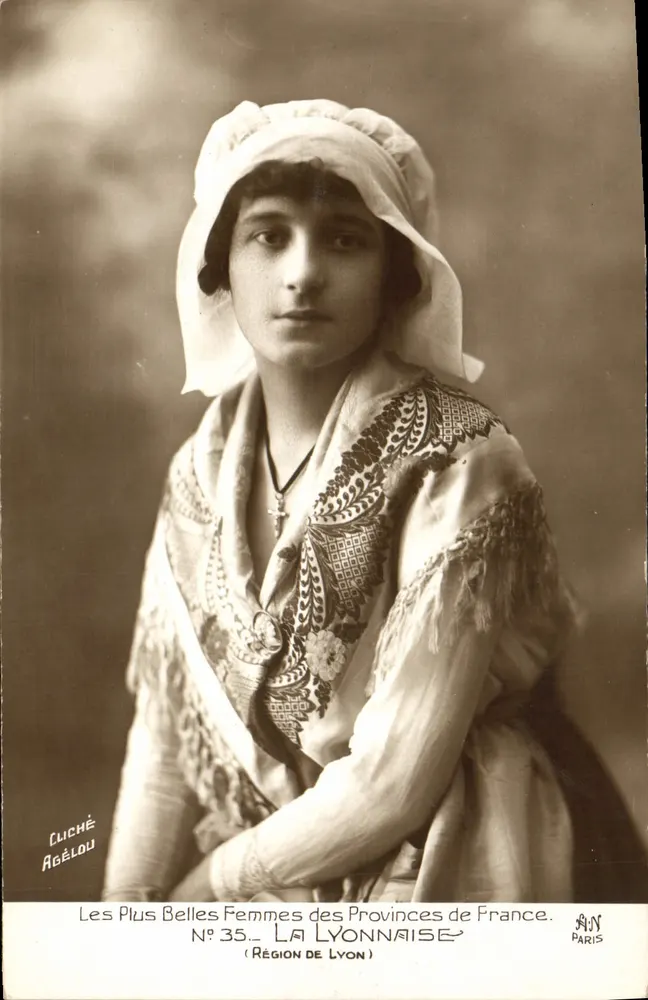 De Lyonnaise — De Mooiste Vrouwen uit de Provincies van Frankrijk — N°35 — Luché Agélou, Parijs - Voorkant
