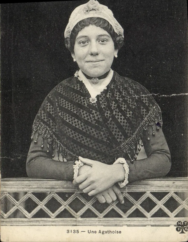 Une Agathoise — portrait d'une femme en costume traditionnel — éditeur MT, n° 3135 - Frente
