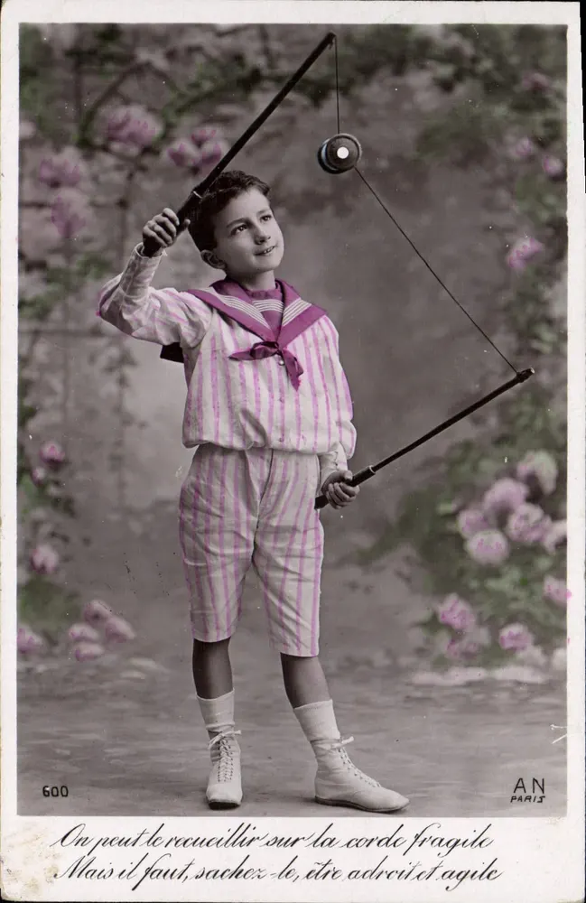 Criança brincando com yo-yo — Paris — AN Paris n°600 - Frente