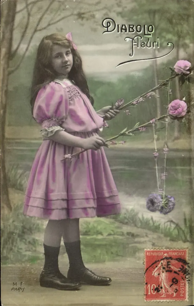 Dziewczyna w różowej sukience trzymająca kwiaty — Diabolo Fleuri — M.F. Paris - Awers