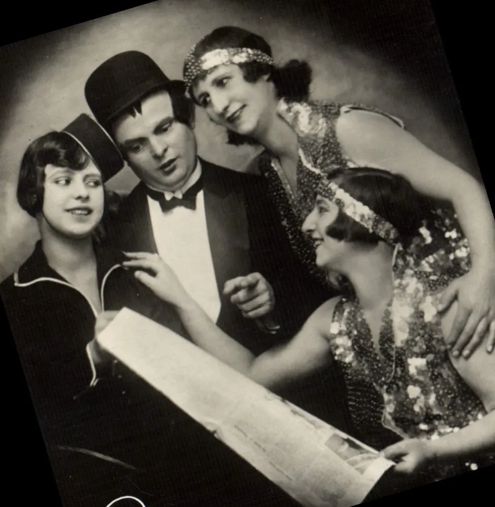 Grupo de quatro pessoas em trajes dos anos 1920 — editor Grand Annonci, Magdebourg & Albstadt - Frente