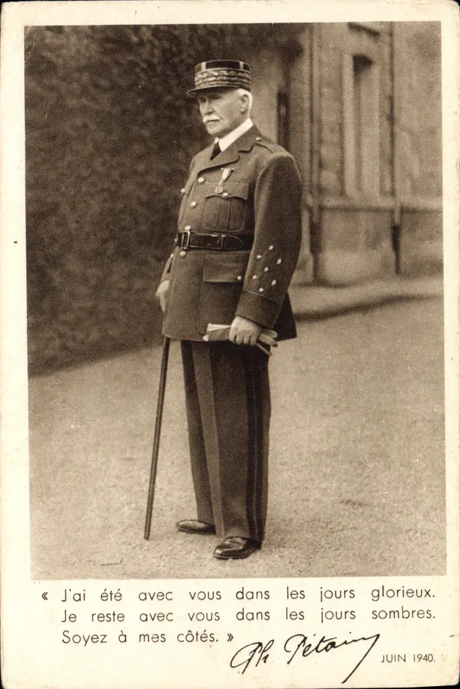 Philippe Pétain — portrait en uniforme avec texte et signature — gravure et impression E. Deslons, Paris - Awers