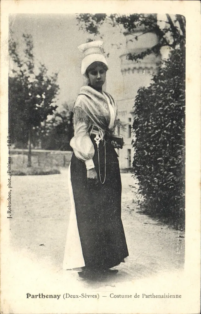 Parthenay (Deux-Sèvres) — Traje de Parthenaisienne — J. Robuchon, Poitiers - Frente