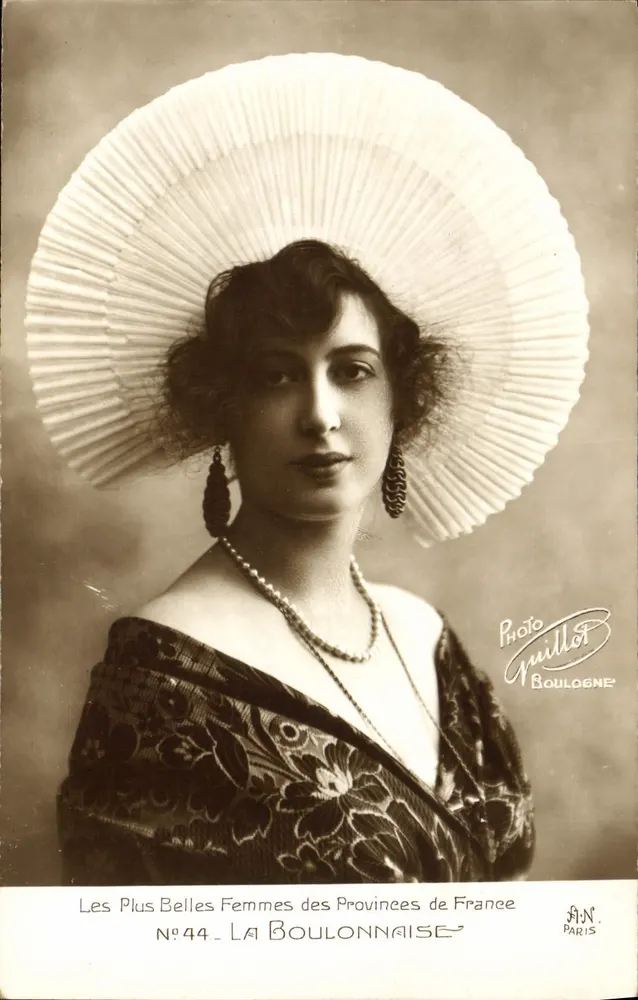 La Boulonnaise — As Mais Belas Mulheres das Províncias da França — Foto Guillet, Boulogne - Frente