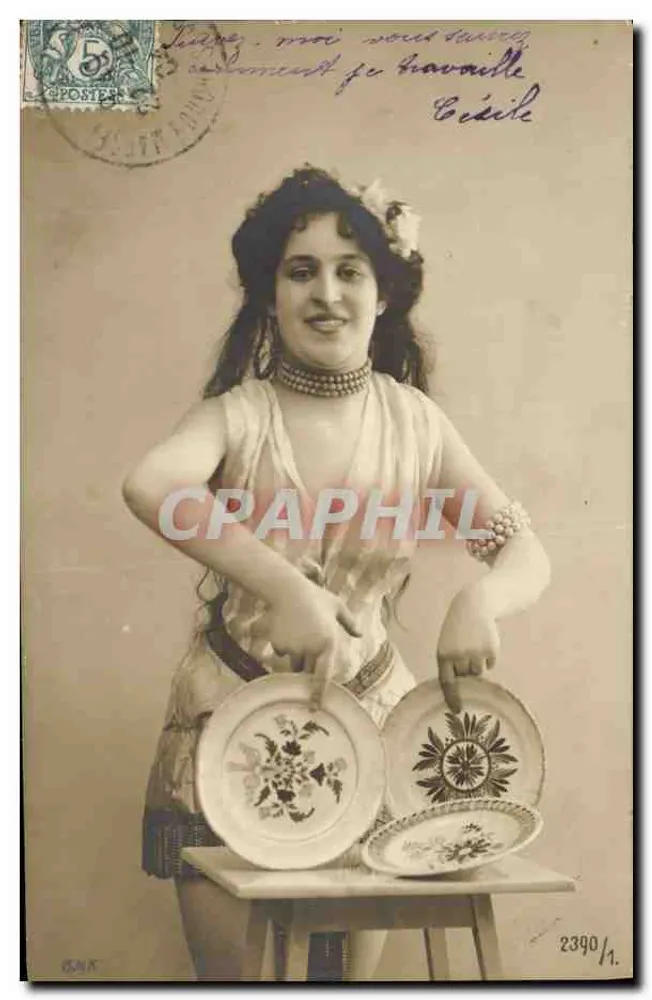 एक महिला एक डिज़ाइन वाली प्लेटों के साथ एक स्टेज कपड़े में — सीड्रिक, श्रृंखला 2390/1 — सीड्रिक एडिटर - आगे