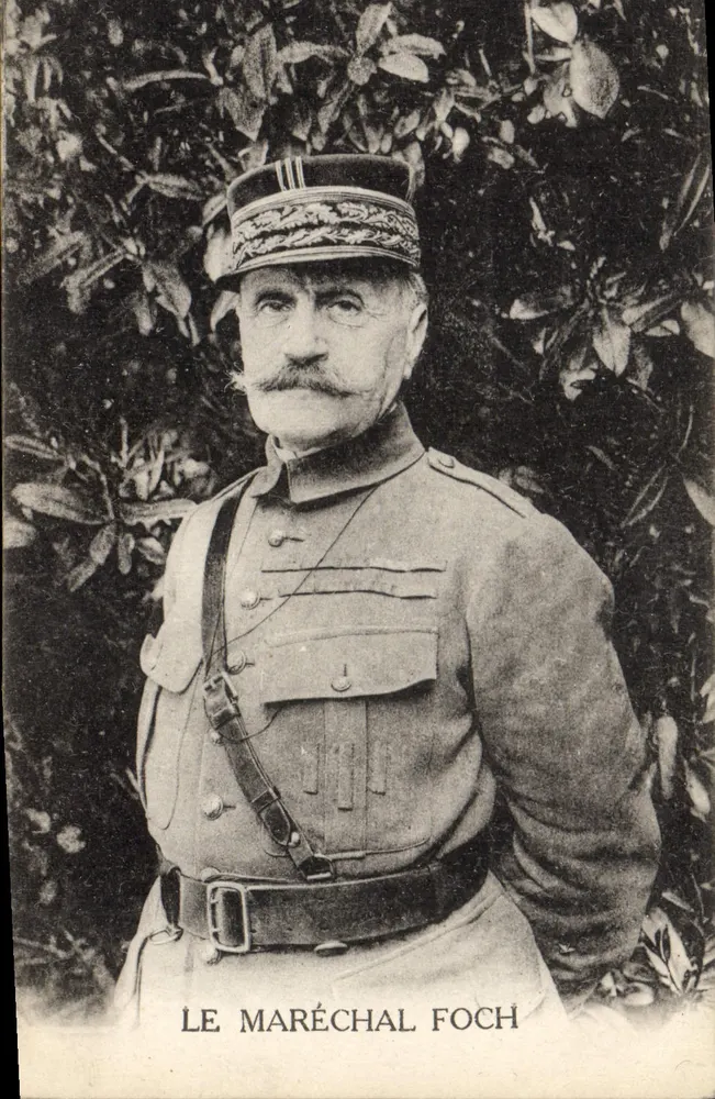 O Mariscal Foch — em uniforme militar — editor não visível - Frente
