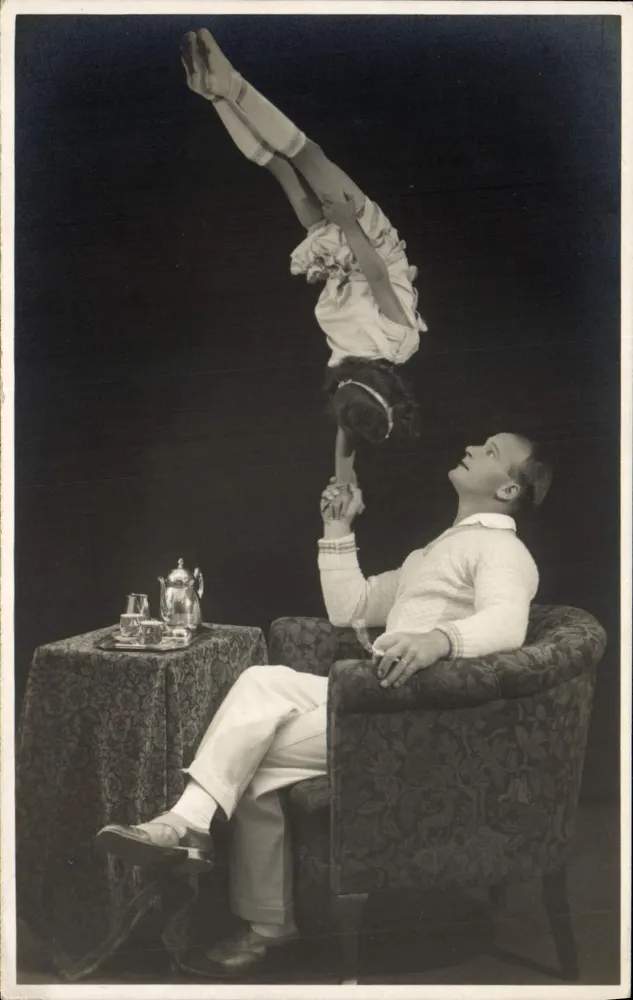 Acrobata sobre a cabeça de um homem — cena teatral — Noldey's, Chaux-de-Fonds, Suíça - Frente