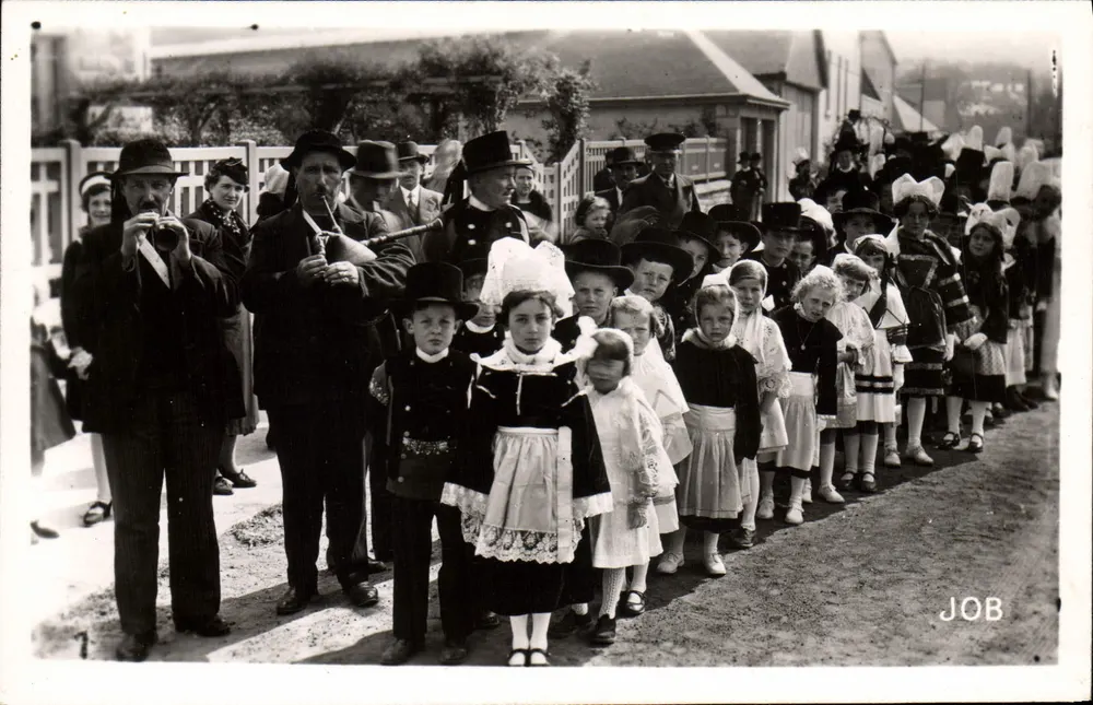 Parade junger Bretonen — Ein Festtag — JOB - Vorderseite