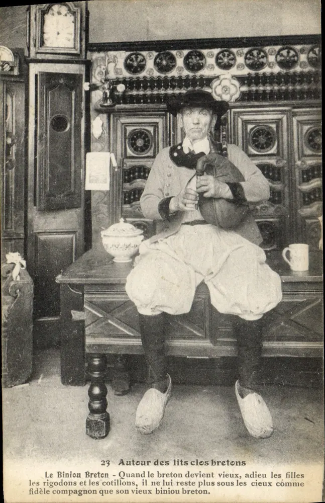 Il Binicou Breton — Quando il bretone diventa vecchio, addio alle ragazze, ai rigodoni e ai cotillons, non gli resta più sotto i cieli come fedele compagno che il vecchio biniou bretone — Editore: Carte Postale - Recto