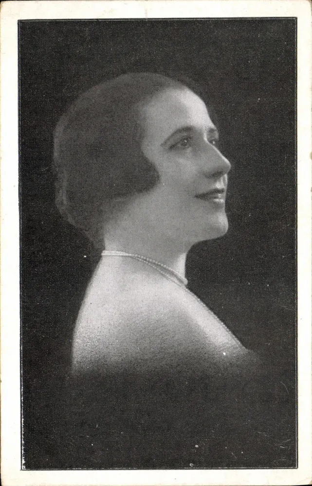 Ritratto di donna — profilo — editore Marthe Trawoel, Arras - Recto