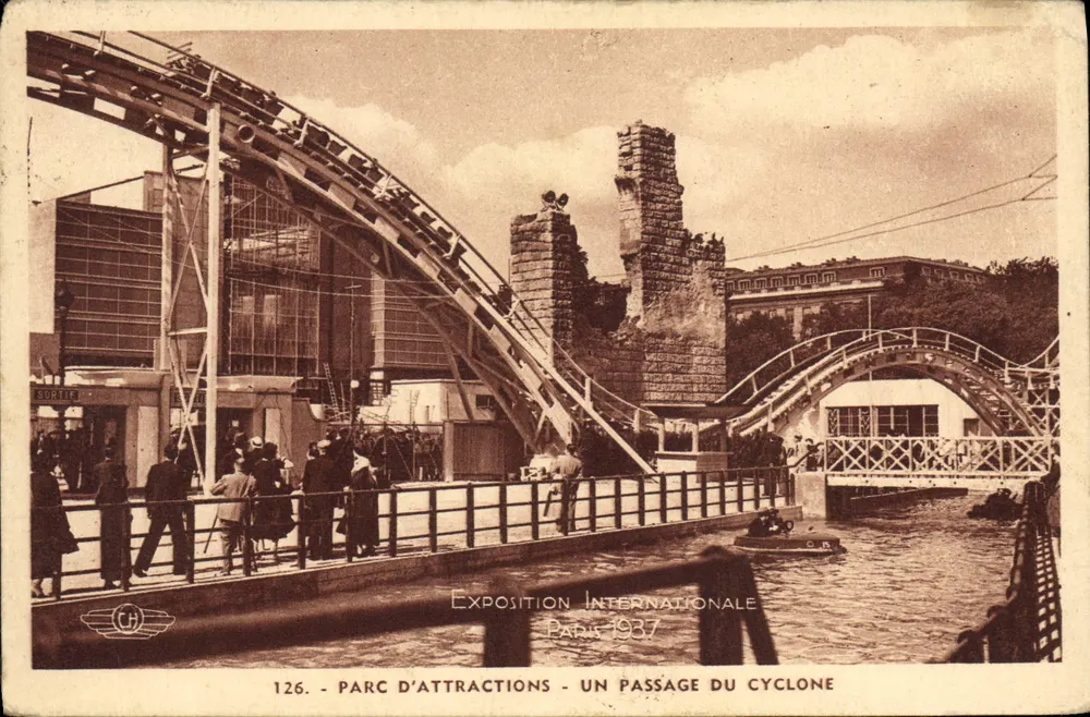Freizeitpark - Ein Durchgang des Wirbelsturms — Internationale Ausstellung Paris 1937 — H. CHIAPAUT, n°126 - Vorderseite