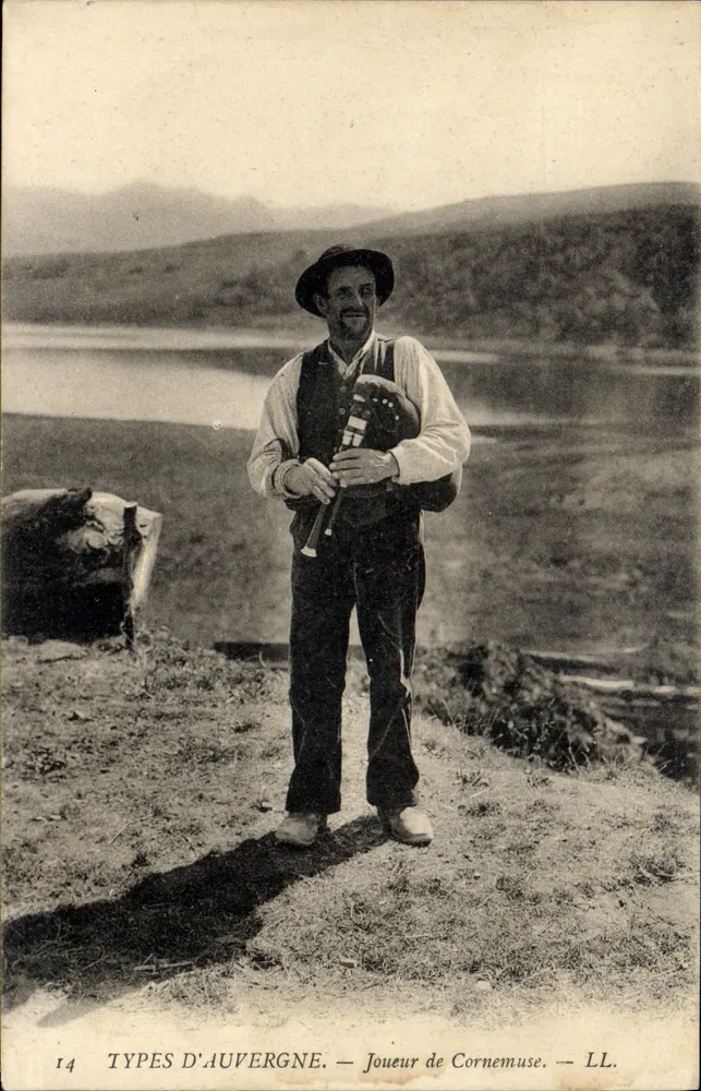 Tipos da Auvergne — Jovem tocador de corneta — LL. n°14 - Frente