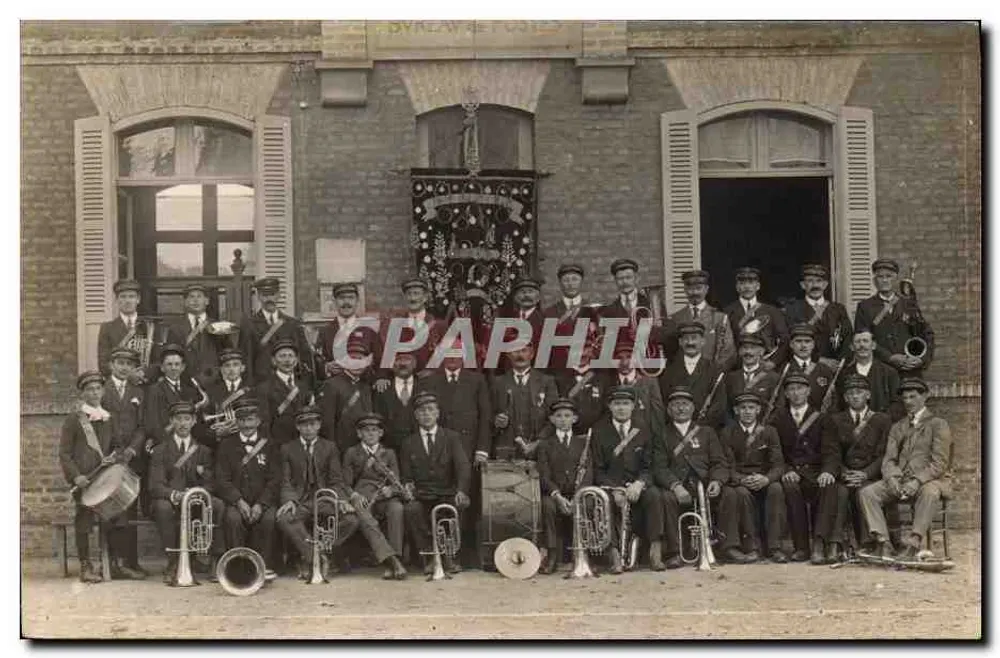 Orkest van muzikanten — voor een gebouw in Sivry-sur-Meuse — uitgever Camille Arnoix, Foy, Amiens - Voorkant