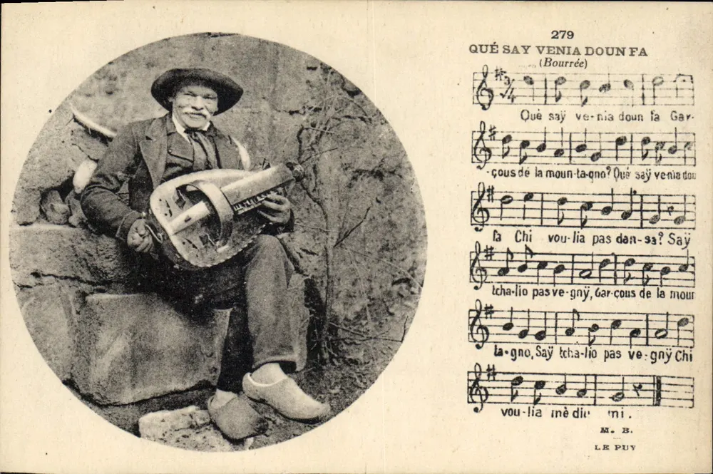 Músico com mandolina — Qué Say Venia Doun Fa (Bourrée) — M. B. — Le Puy - Frente