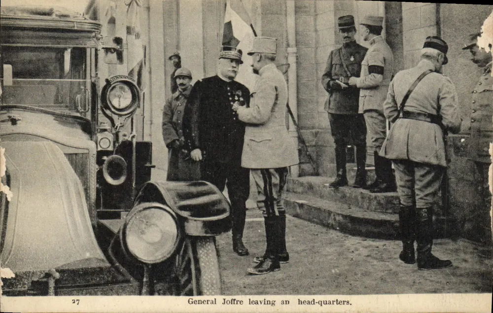 Geral Joffre saindo de um quartel-general — cena militar — editor não identificado, n° 27 - Frente