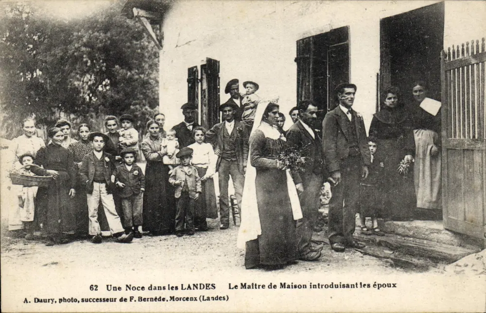 Eine Hochzeit in den Landes — Der Hausherr stellt das Paar vor — A. Daury, Fotograf, Nachfolger von F. Bernéde, Morcenx (Landes) - Vorderseite