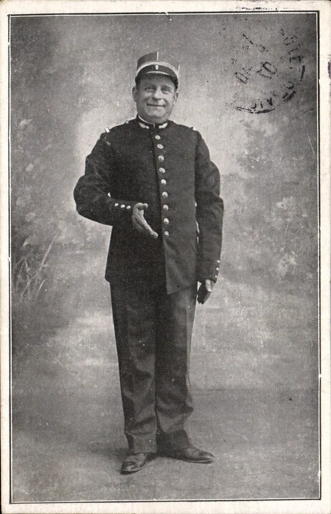 Soldado em uniforme — pose de estúdio — editor não visível - Frente
