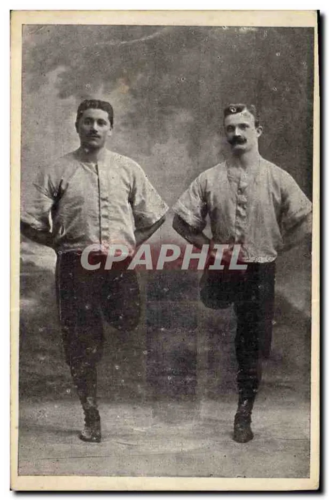 Dois homens em traje esportivo — fotografia de estúdio — editor desconhecido - Frente