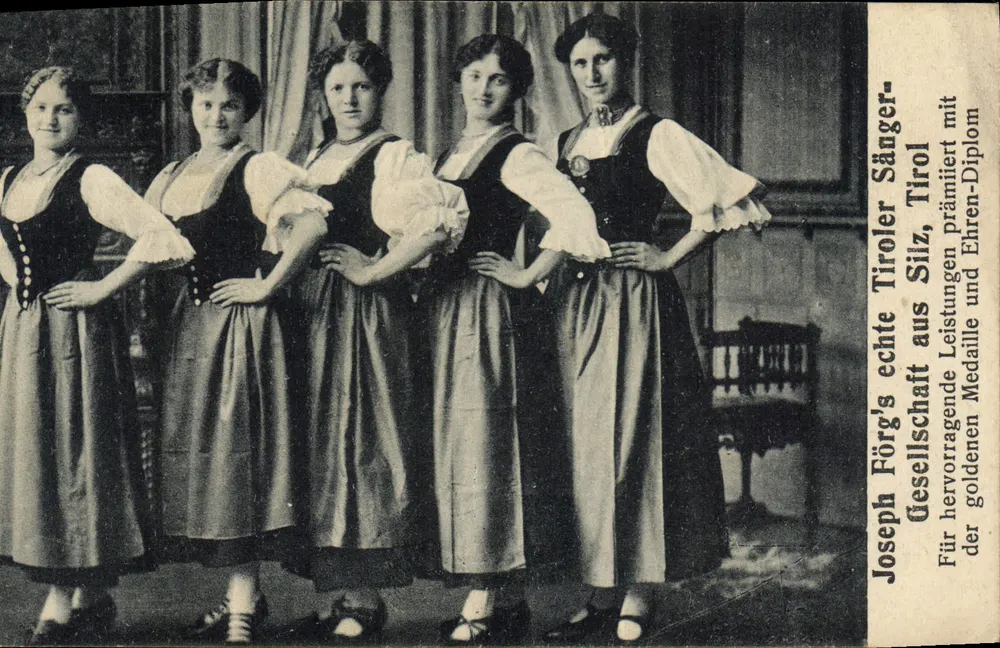 Cinco jovens mulheres em trajes tradicionais tiroleses — Joseph Förög's Gesellschaft aus Silz, Tirol — editor Nordische Kunstanstalt Ernst Schmidt & Co., Lübeck - Frente