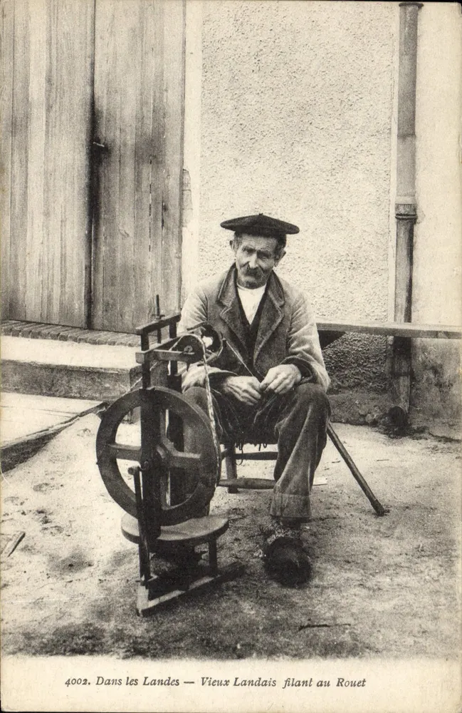 In den Landes — Alter Landais, der am Spinnrad spinnt — Bromotype Gauzeau, Langon (Gironde) - Vorderseite