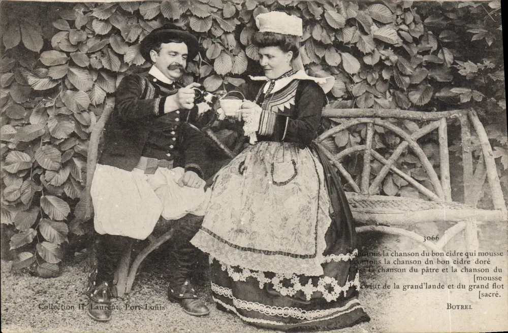 Casal em traje tradicional — canção do bom cidre — Coleção H. Laurent, Port-Louis, n° 3066 - Frente
