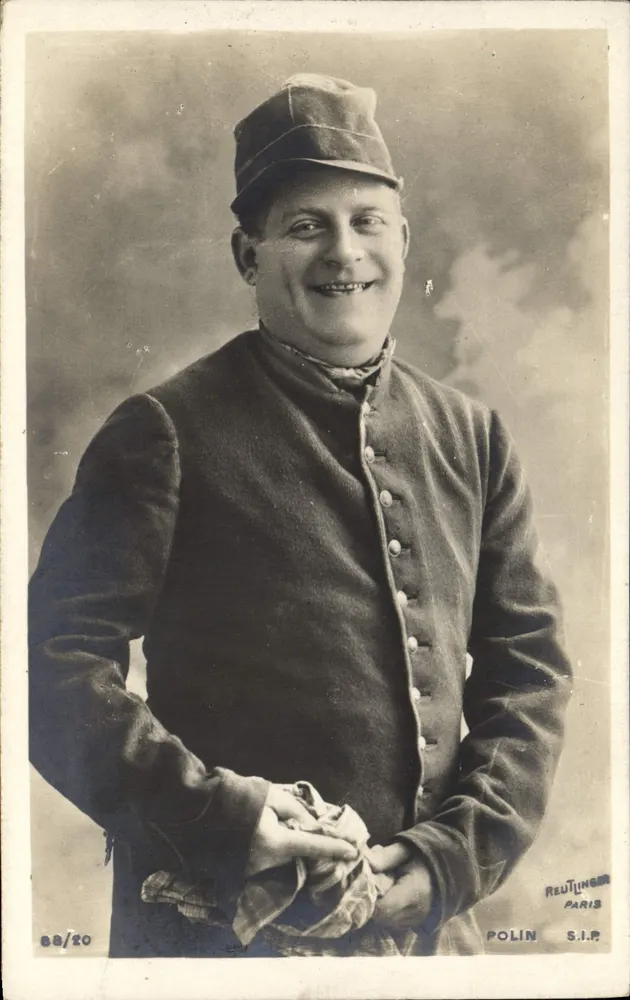 Soldado sorridente — estúdio de retratos — Reutlinger Paris, n° 88/20 - Frente