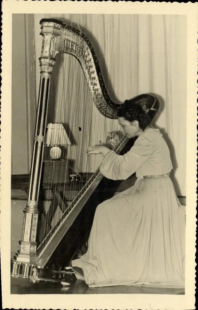 Mulher tocando harpa — cena interior - Frente