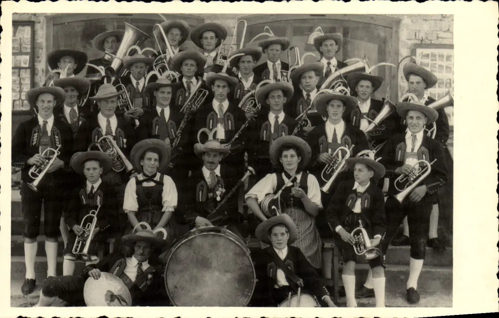 Grupo de músicos em traje tradicional — Editores Echite Fotografie — número de série não visível - Frente