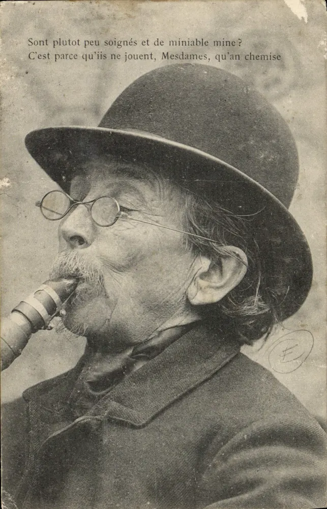 Homme à chapeau melon et lunettes — jouant d'un instrument à vent — éditeur E (monogramme) sur la carte - Frente
