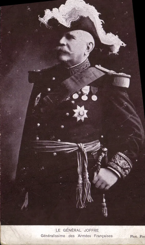 O General Joffre — Geralíssimo das Forças Armadas Francesas — Fot. Pierre - Frente