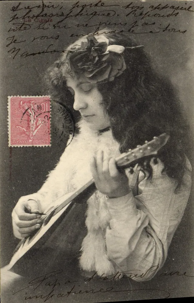 Jovem mulher tocando mandolina — La Gigale — editor La Gigale - Frente