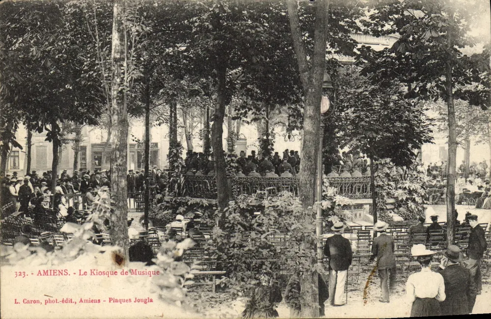 Amiens - Le Kiosque de Musique — scène animée sous les arbres, éditeur L. Caron, phot-édit. Amiens - Plaques Jouglia, n° 323 - Frente