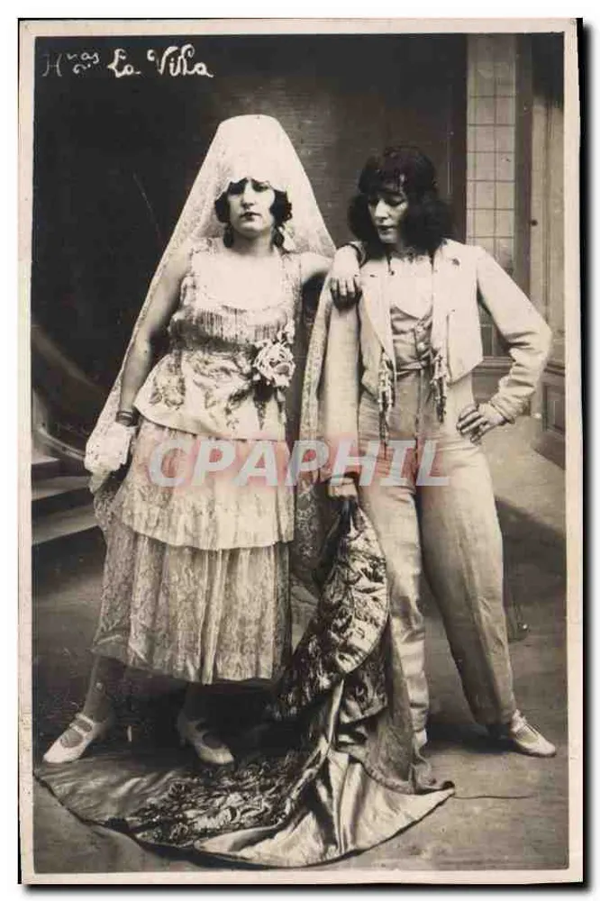 Duas mulheres em trajes elegantes — Studio Héas La Villa — Carte postale - Frente
