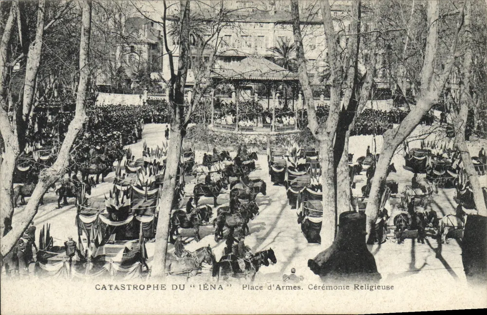 Katastrophe des "Iéna" — Place d'Armes. Religiöser Gottesdienst — Ateliers de Photographie Guanda Marocaille - Vorderseite