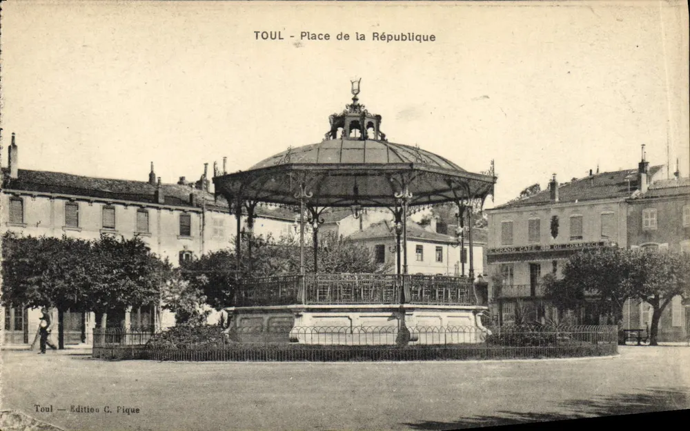 Toul - Place de la République — editor G. Pique - Frente