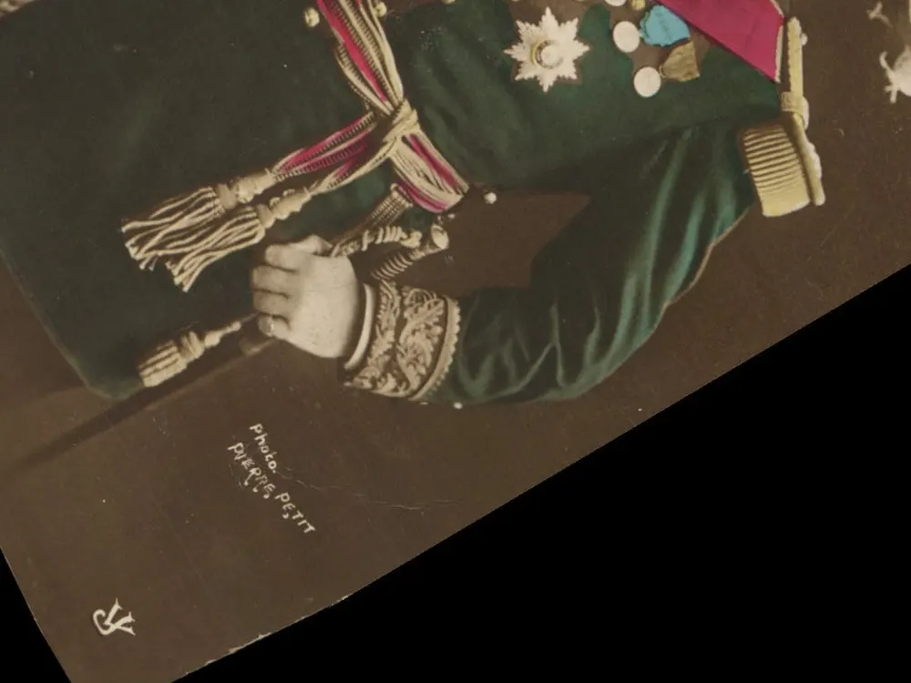 Oficial em uniforme — detalhe das condecorações — Foto Pheores Petit - Frente