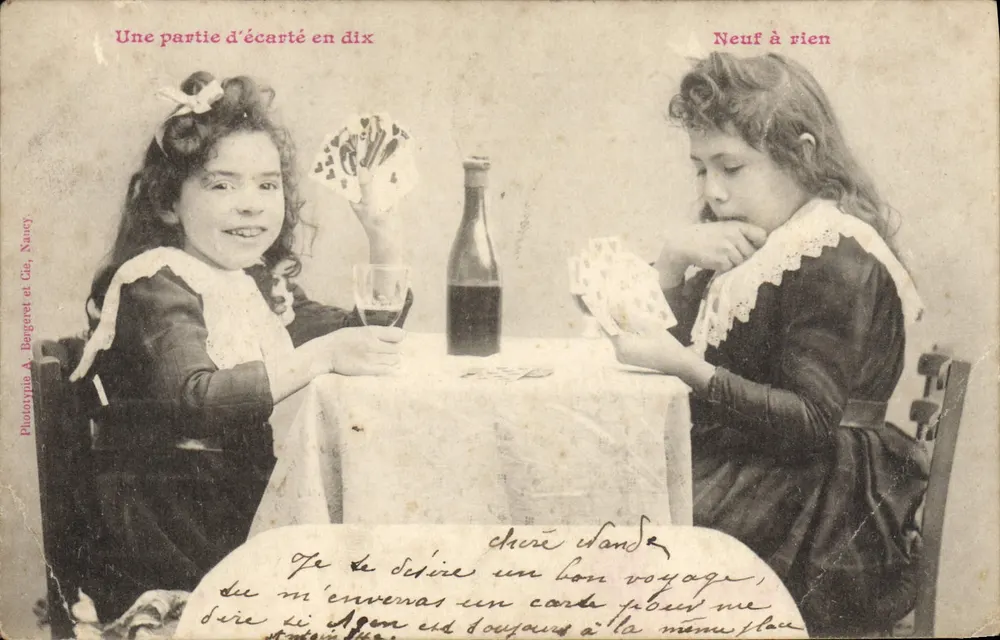 Zwei junge Mädchen, die Karten spielen — Innenraum-Szene — Phototypie A. Bergeret et Cie, Nancy - Vorderseite