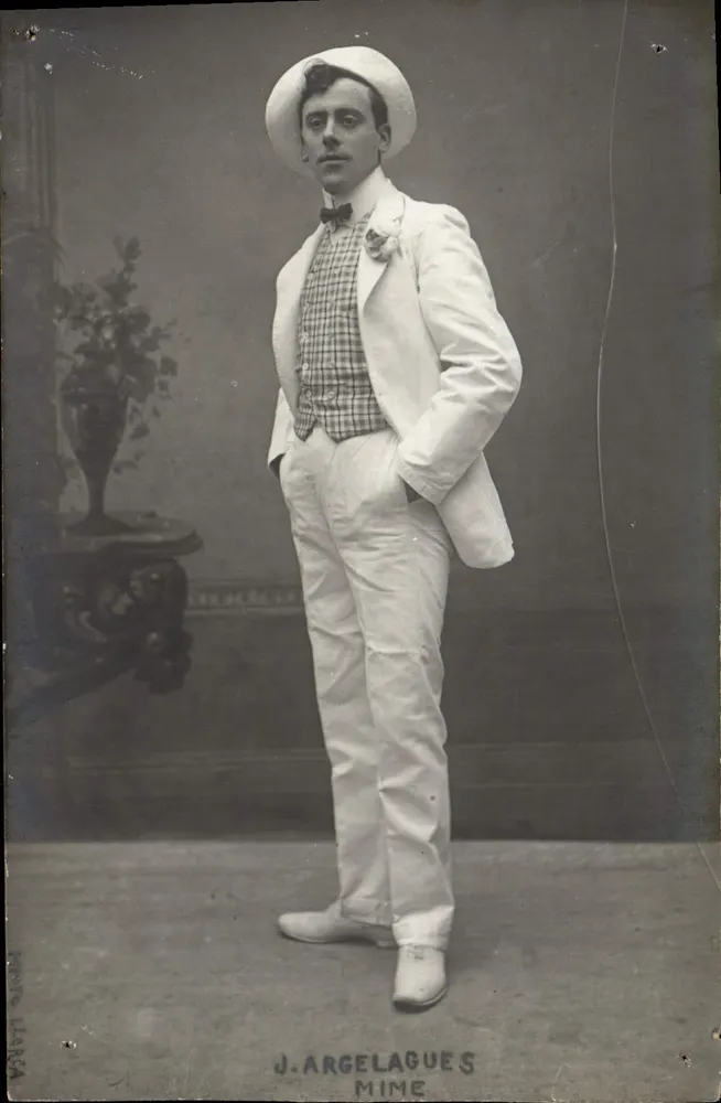 Mime en costume blanc — J. Argelagues, photographe à Barcelone — éditeur J. Argelagues - Awers