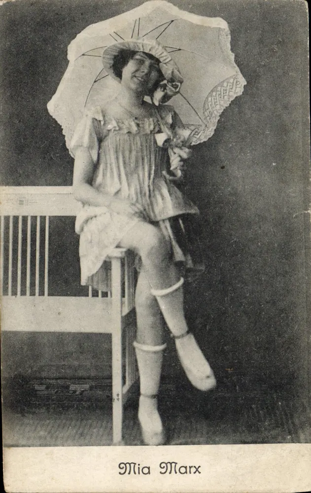 Mia Marx — Retrato em traje de palco — Gravura da série 586 - Frente