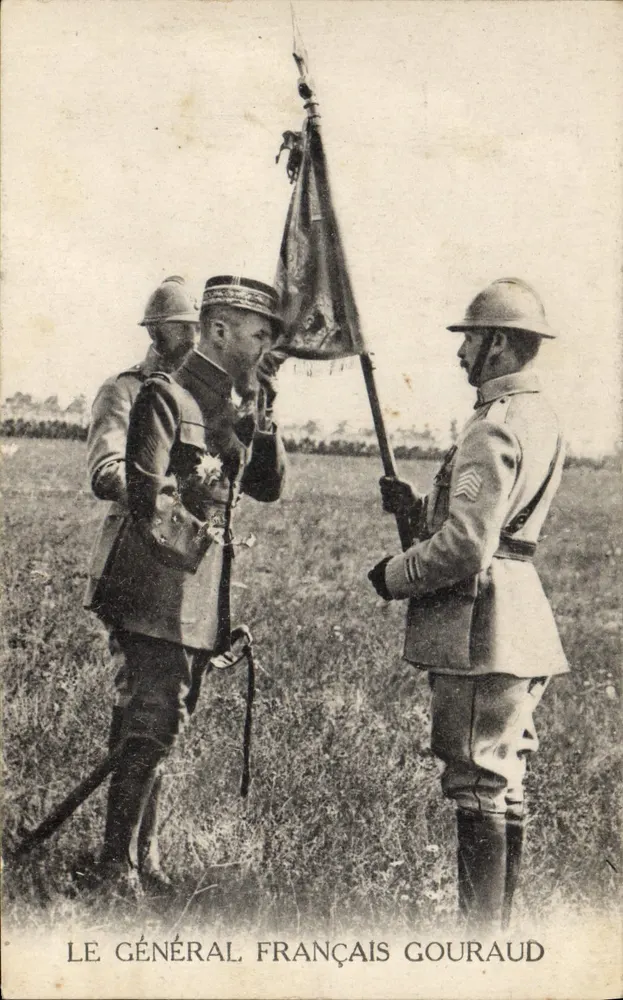 O Geral Francês Gouraud — em uniforme com bandeira — - Frente
