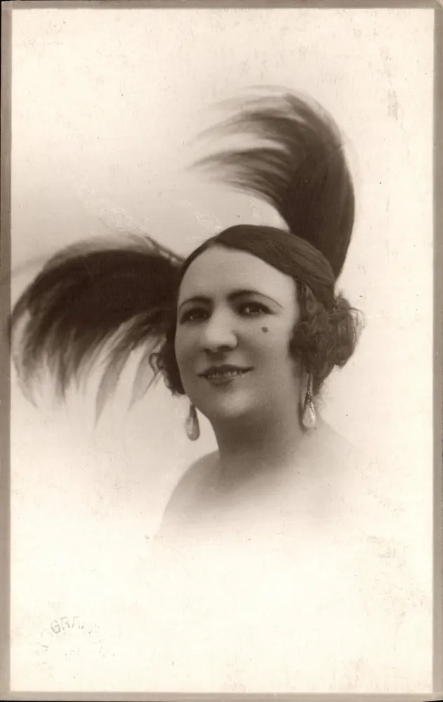 Mulher em traje de palco — penteado espetacular — Ni GRAV, fotógrafo - Frente